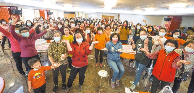 万和宫志工昨天下午一起搓汤圆的欢乐场面。（万和宫提供／陈世宗台中传真）