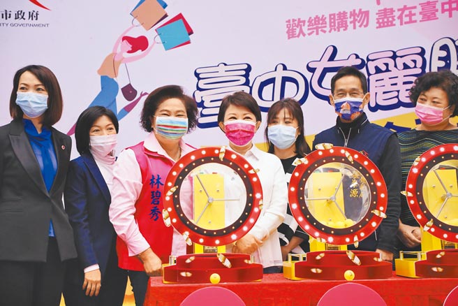 苏姓得主幸运获奖，由市长卢秀燕随即「call out」要向得主恭贺；虽现场未接通，后续由经发局联繫上。（陈世宗摄）