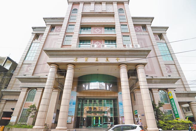 台中市各级农会会员代表改选21日进行投票，后里区农会出现56人抢35席局面。（陈淑娥摄）