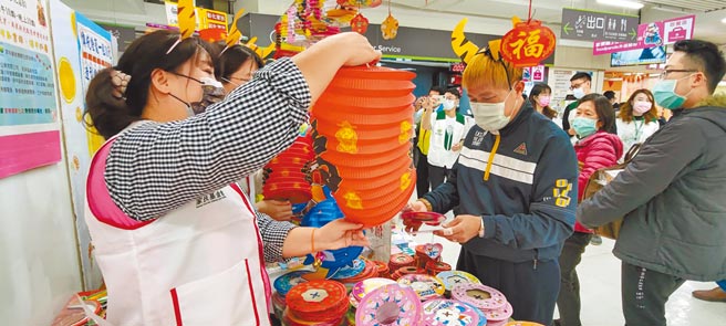 彰化家扶20日在家樂福地下一樓辦理古早燈公益義賣會，邀請社會大眾一同投資家扶兒少就學，牛轉幸福迎新春。（吳敏菁攝）