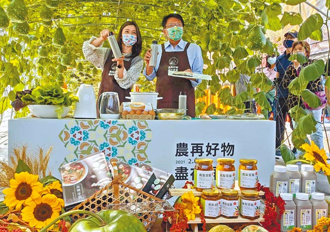 屏東縣長潘孟安（右）與屏東媳婦－藝人網紅邵庭（左），在熱博瓜果綠廊內煮「龍膽石斑海派豆乳鍋」，一起宣傳屏東農村好食材。（潘建志攝）