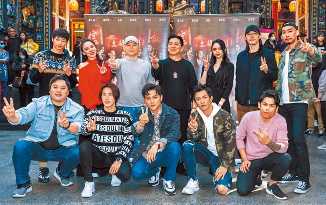 吴震亚（左排前起）、唐振刚、郑人硕、黄尚禾、张再兴、黄冠智（左排后起）、王宣、监制张威演、高捷、出品人张芷瑄、黄腾浩及林道禹昨向神明还愿。（巧克丽娱乐提供）
