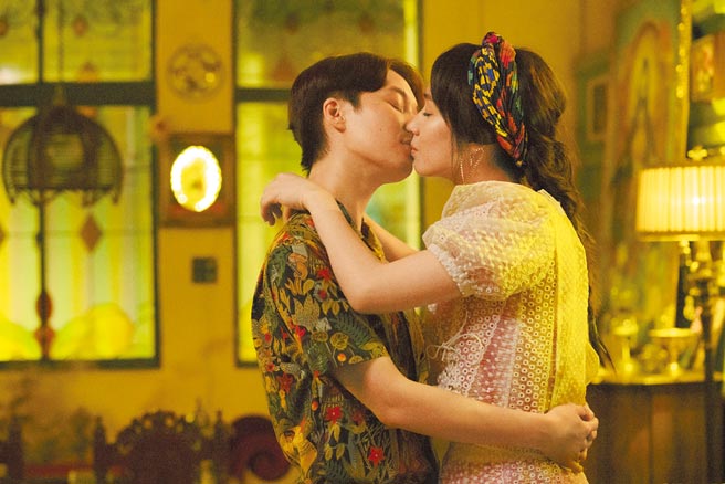 小薰（右）与涵冷娜激吻戏让导演舍不得喊停。（海鹏提供）