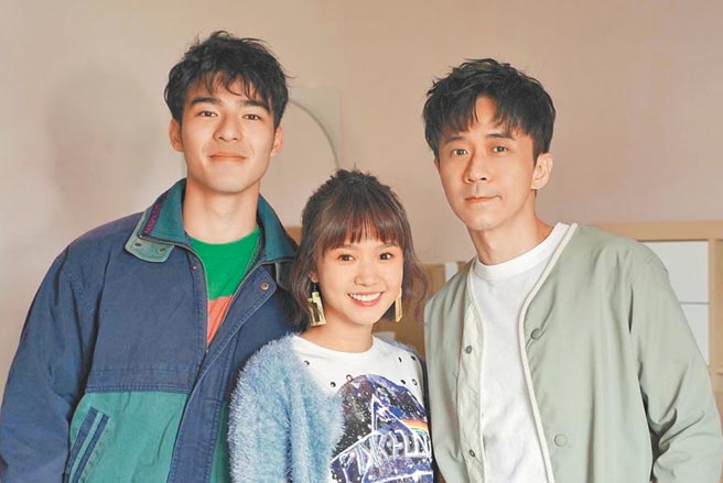 光良（右）再度邀陈昊森（左）拍MV，中间为严正岚。（摘自脸书）