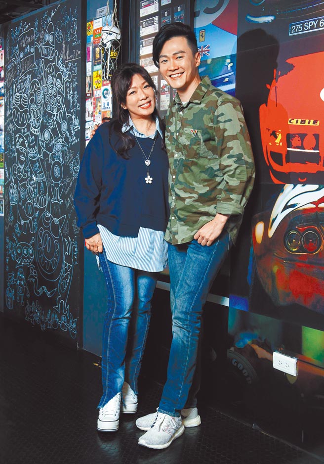 赵咏华（左）和林俊逸下月将在TICC办演唱会。（吴松翰摄）