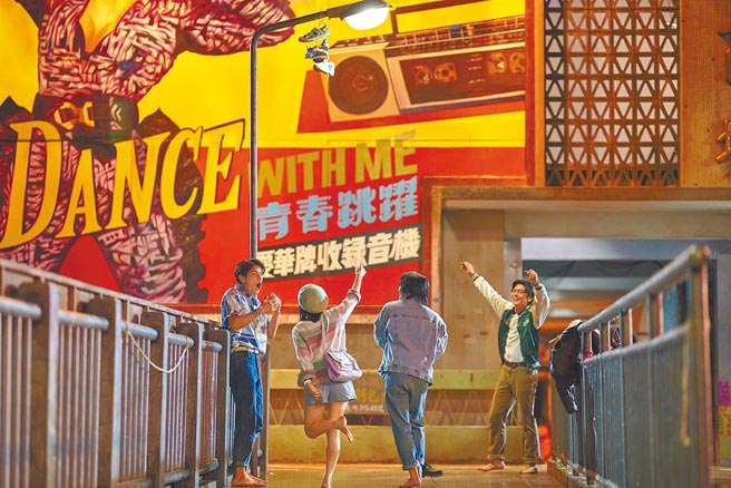 《天桥上的魔术师》剧情设定在80年代，剧组斥资8000万以还原中华商场实景。（公视提供）