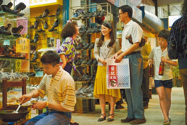 《天桥上的魔术师》剧情设定在1980年代，剧组特地还原中华商场实景，令人回味十足。（公视提供）