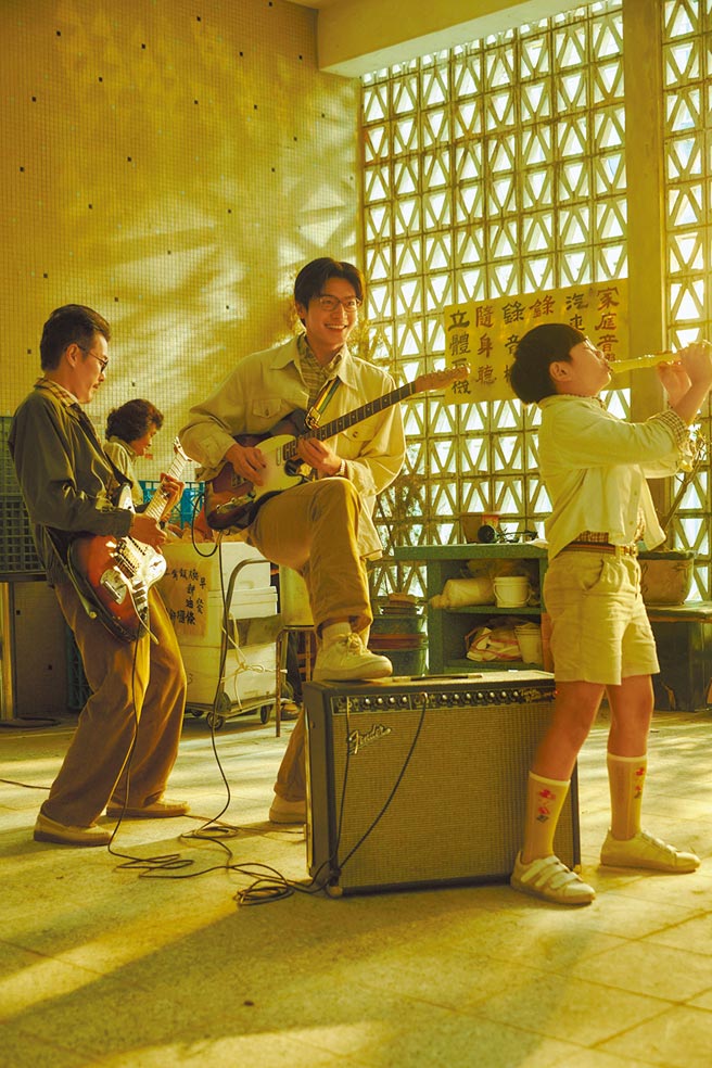 宋柏纬（中）在剧中为了追求卢以恩，开乐器行的爸爸陈如山（左）率全家出动弹吉他助攻。（公视提供）