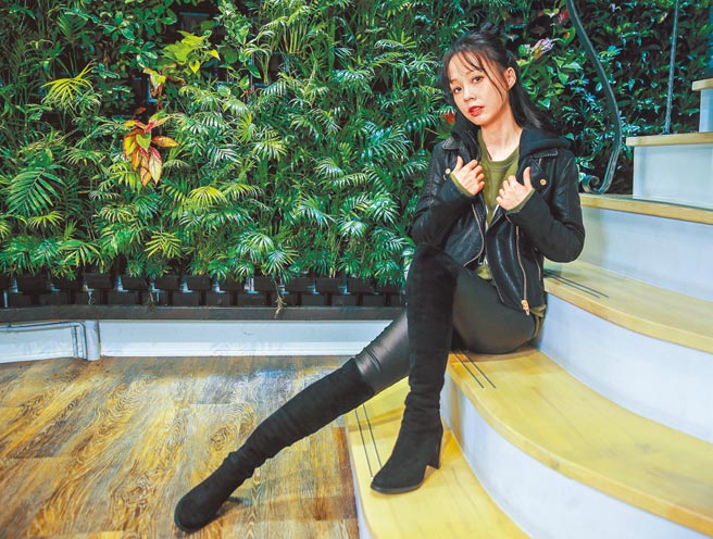 外表冻龄的孙淑媚在《天桥上的魔术师》饰演妈妈，花费不少心思「弄老」造型。（粘耿豪摄）