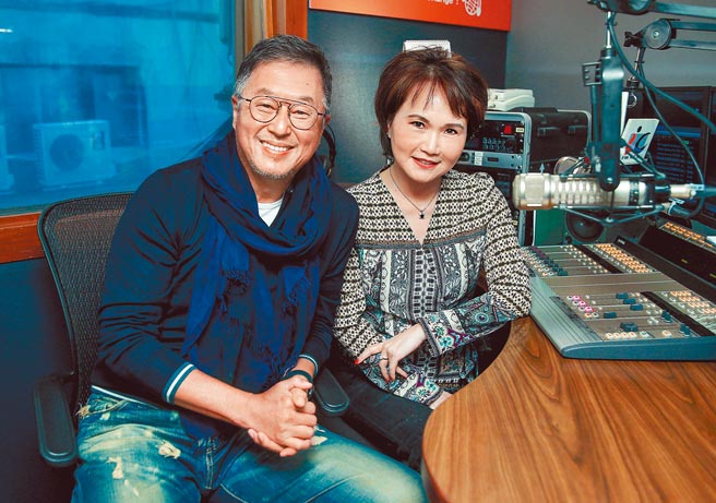 沈春华（右）近日邀王伟忠上节目，老友欢笑不断。（粘耿豪摄）