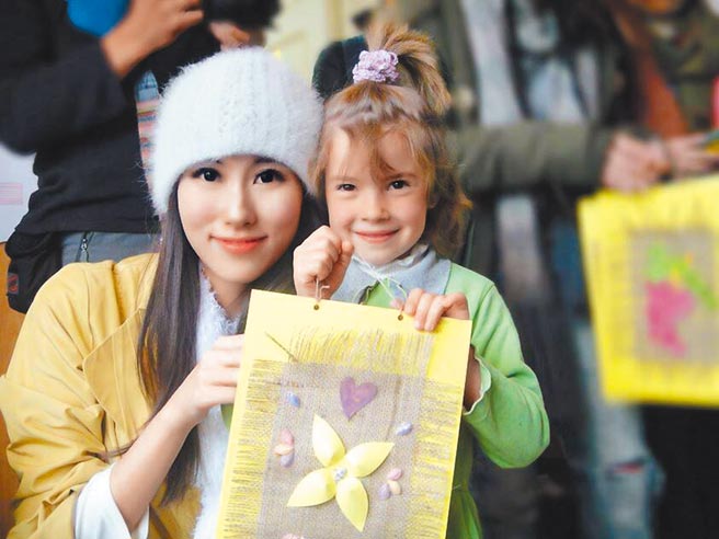 刘盈秀陪罗马尼亚贫童一起做的画作。（摘自刘盈秀脸书）