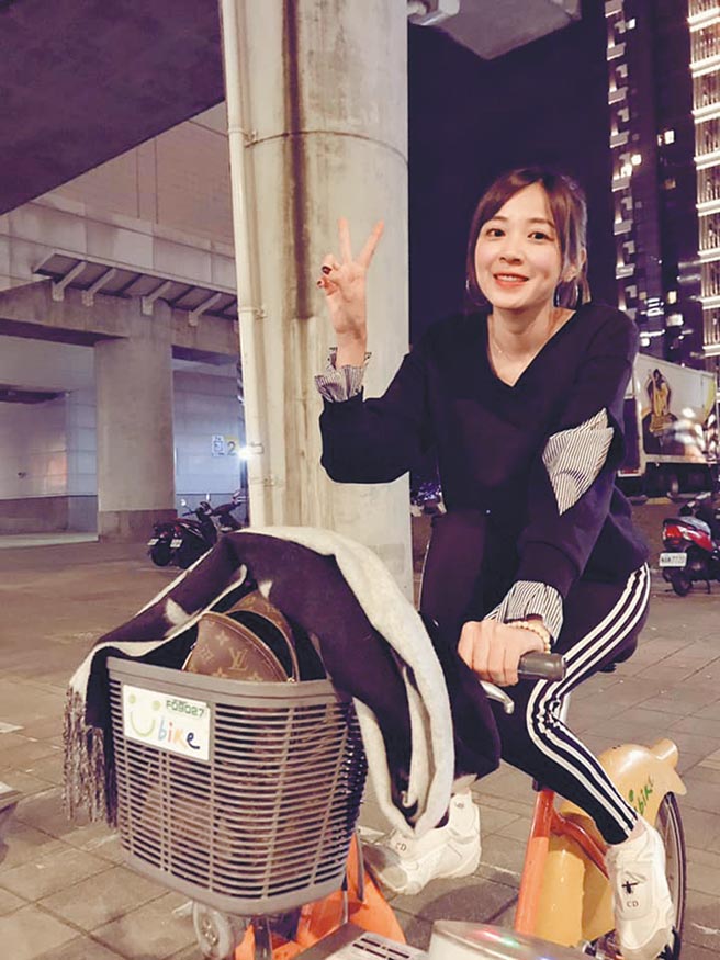 王乃伃休假骑脚踏车当运动，青春气息像个大学生。（摘自王乃伃脸书）