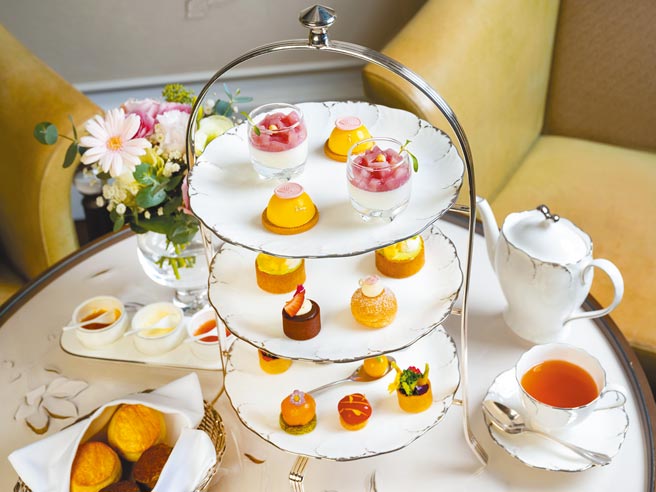 台北文華東方酒店推出「繽紛春漾」下午茶，用果香、茶香打造春季限定的精美甜品。（台北文華東方酒店提供）