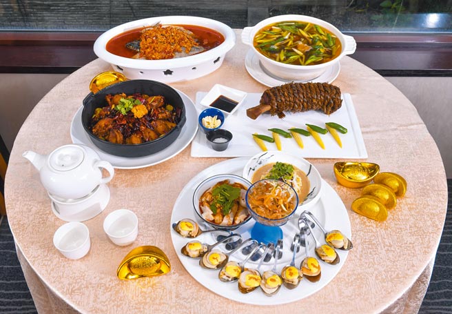 （前）大地酒店奇岩特色海陸拼、（中）金牌稻香大地牛、蓉城乾鍋鮮鮑魚、（後）酒家魷魚螺肉蒜、湘味剁椒寶石斑。（盧禕祺攝）