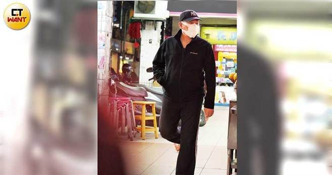 澎恰恰脚抽筋的老毛病难好，只见他上街时仍有些跛脚。 （图／本刊摄影组）