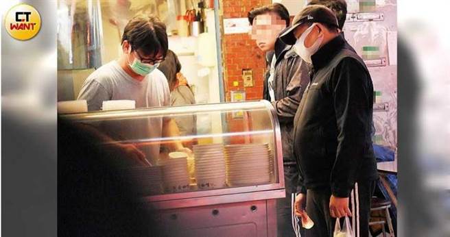 独自外出採买时，澎恰恰戴着球帽和口罩，相当低调。（图／本刊摄影组）