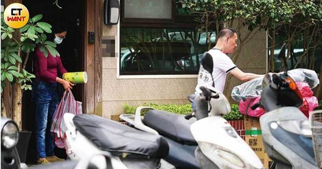 去年底澎恰恰将免费提供给「好孩子国际娱乐」使用的工作室收回，员工正忙着搬家。（图／本刊摄影组）