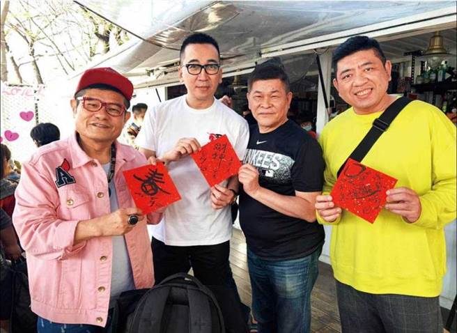 农历春节期间，澎恰恰上街卖亲笔写的春联，多位好友前来捧场。（图／翻摄自王世均脸书）