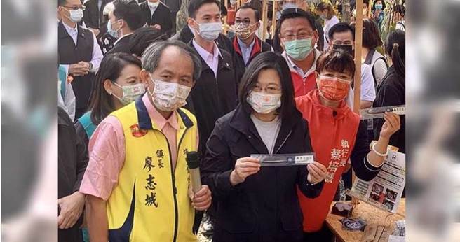 蔡英文曾特地赴南投为蔡培慧（右2）站台，并公开呼吁党公职人员力挺她选县长。（图／报系资料照）