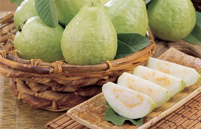 芭乐有丰富膳食纤维 但吃芭乐籽会便秘吗？(图/本报系资料照片)