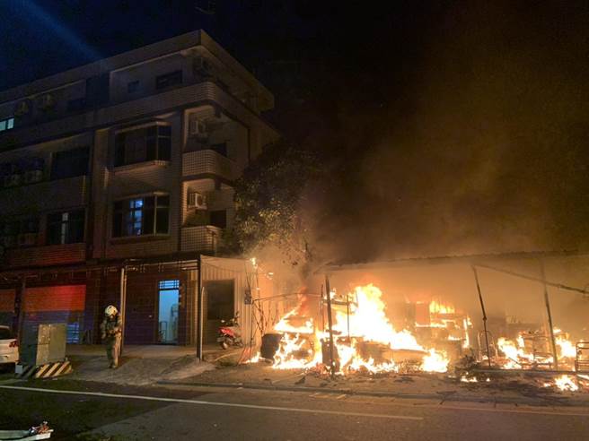 台南市新市區一處檳榔攤22日清晨發生火災，火勢一度相當猛烈。（讀者提供／李宜杰台南傳真）