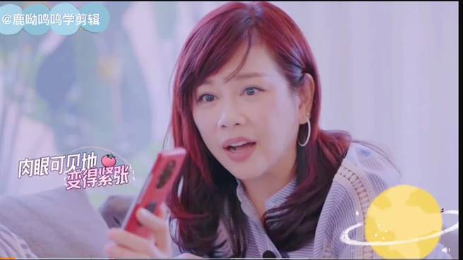 陳松伶得知是婆婆打來的，她面露緊張。（圖／取材自婆婆和媽媽微博）