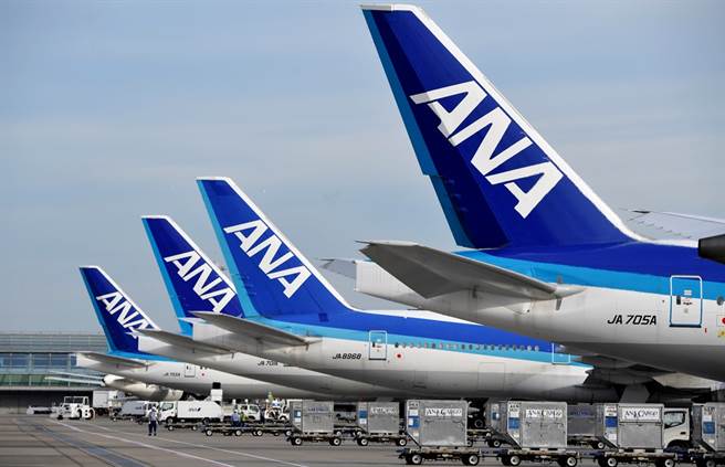 美国联合航空（United Airlines）波音777-200型客机的引擎在空中爆炸，客机边飞边掉零件，针对这起事件，日本政府传出21日指示国籍航空停飞所有採用同款引擎的波音777客机。图为全日空的波音777客机资料照。（资料照／TPG、达志影像）