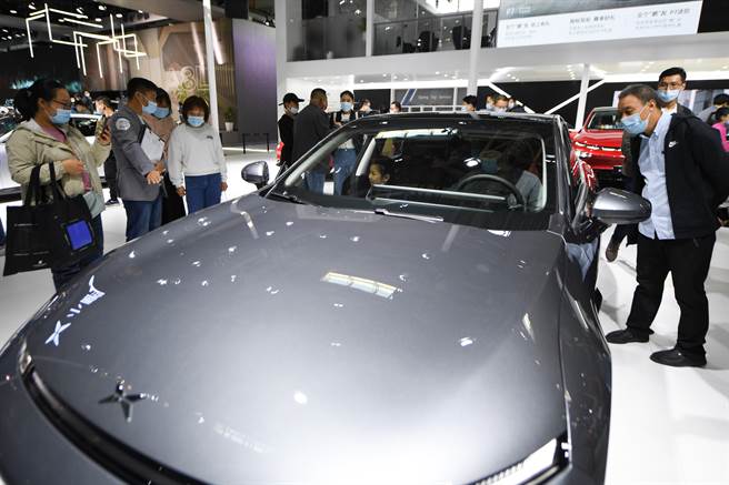 小米传进军电动车让股价瞬间飙涨，谢金河认为从中可看出未来10至20年电动车产业重要性。图为与小米有合作的小鹏电动车去年中秋节在北京国际汽车展览会吸引不少参观者关注。(新华社资料照片)