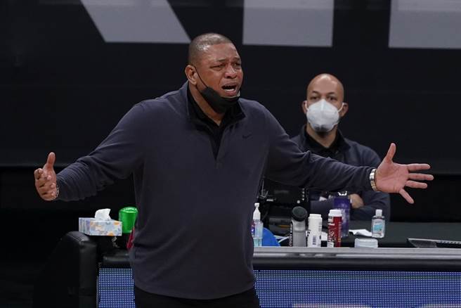 七六人總教練瑞弗斯這種公開嘲諷畢爾的行為確實不太厚道。(美聯社)