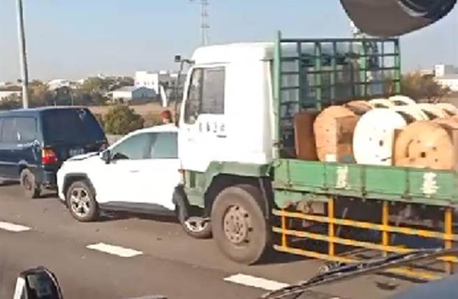 國1南下彰化段，22日上午發生4車連環車禍，現場回堵約6公里。（截自《台中踢爆網》）