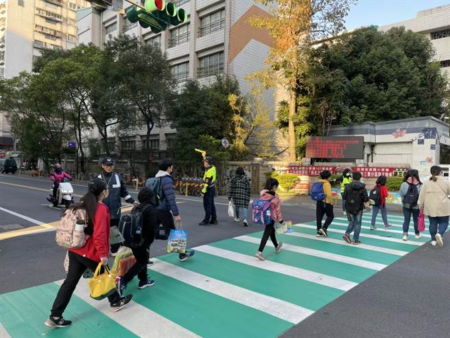 新北市三峽警分局自今起，動員內外勤警力支援23所國小，與校方一同執行護童勤務。（圖由三峽分局提供）
