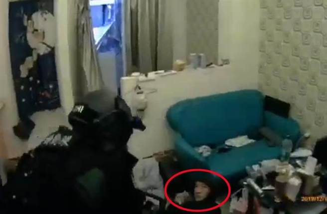 「撒旦之母」炸弹客吴富鈜（红圈）在高雄市被警方围捕时，手握枪支及引爆器扬言与警方同归于尽。（本报资料照片）