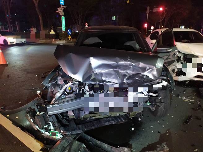 警方初步調查，兩名駕駛疑未依規定讓車、疑未依規定減速，由次衝撞力太強勁，造成兩車的車頭毀損。（民眾提供／盧金足台中傳真）