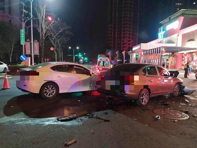 台中市西屯區22日凌晨發生一起轎車對撞交通事故。（民眾提供／盧金足台中傳真）