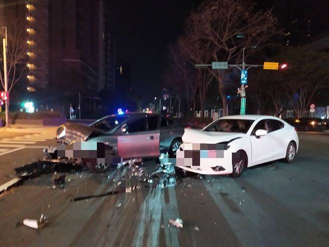 「碰」，由於車禍就發生在一家KTV前，很多結束歡唱的民眾剛好站在大馬路旁，目擊兩車衝撞直呼「開好快」。（民眾提供／盧金足台中傳真）