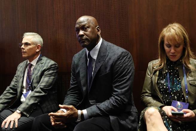 麥可喬丹(中)的父親於1993年7月遇害，其中一位凶手將於2023年出獄。（美聯社資料照）