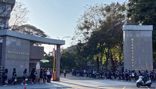 開學首日，屏女門口大排長龍，由師長為學生量測體溫。(讀者提供)