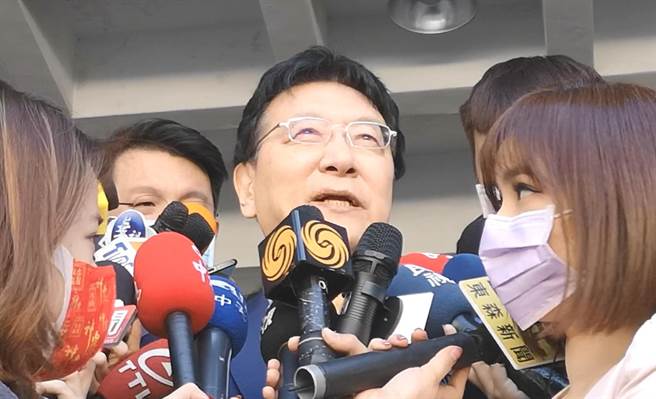 中广董事长赵少康22日为三中案赴台北地院出庭作证，庭前受访指，三中案是司法追杀，称「不知道检察官是数学不好还是故意的」。（黄捷摄）