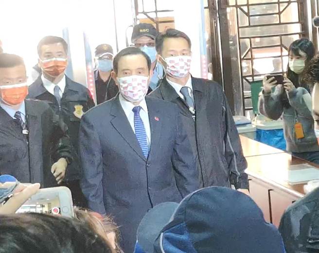 台北地院审理三中案，22日传唤被告马英九出庭，庭前马并未受访。（黄捷摄）