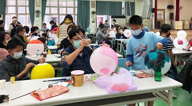 市议员陈文政与彰化县文化创意发展协会等，一同办理「2021亲子灯笼点睛、猜灯谜过元宵」，吸引近百名大小朋友共襄盛举。（市议员陈文政服务处提供／陈世宗台中传真）