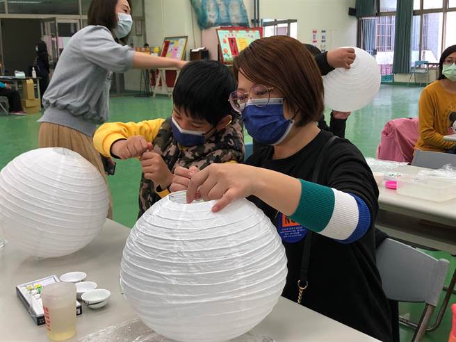 亲子一起画灯笼、猜灯谜，提前欢度元宵小过年。（市议员陈文政服务处提供／陈世宗台中传真）