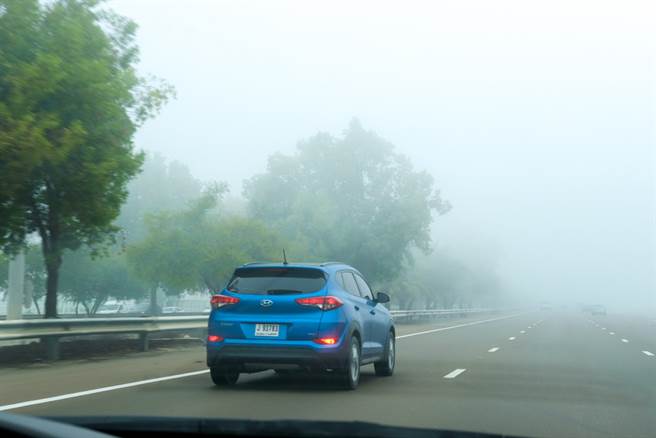 西滨云嘉交界21日发生20车连环车祸，网路上许多网友讨论雾中行驶需要注意的技巧。（示意图／Shutterstock）