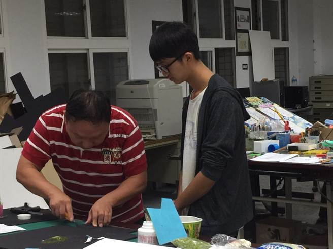 国立大湖农工教师林明铮（左）亲自为学生示范实作。（教育部提供／林志成台北传真）