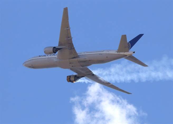針對聯合航空波音客機在高空中引擎爆炸、掉零件，美國聯邦航空總署（FAA）下令針對波音777機型引擎使用的空心風扇葉片加強檢查，聯合航空宣布停飛機隊中24架波音777客機。（圖／美聯社）