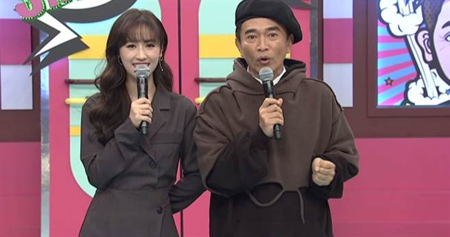 《小明星大跟班》主持人SANDY(左)&吴宗宪(右)。(图/中天综合台提供) 