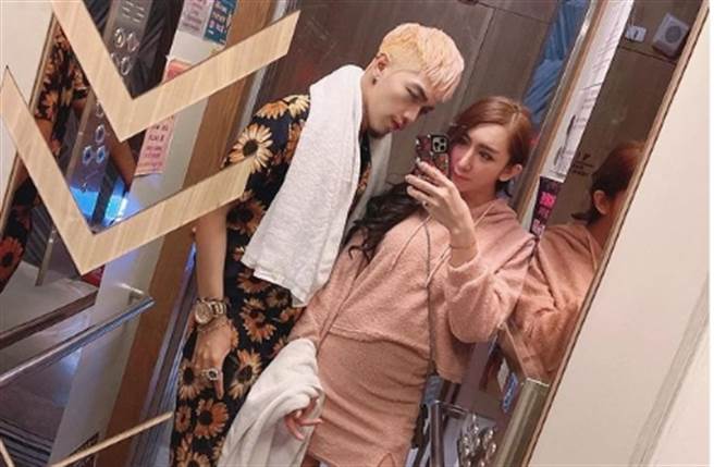 變性網紅罔腰日前宣布懷孕3個月，引發民眾及醫界質疑。(翻攝自罔腰IG)