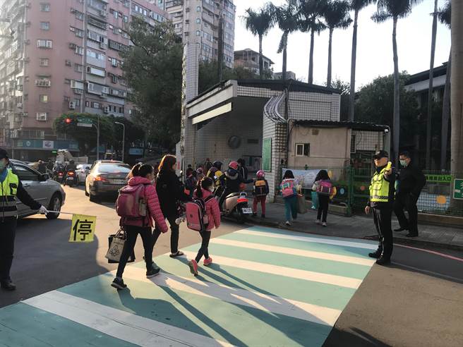 新北市各高中、国小、国小今（22日）开学，永和警分局在永和区各国民小学上、放学时段编排护童勤务。（永和警分局提供）