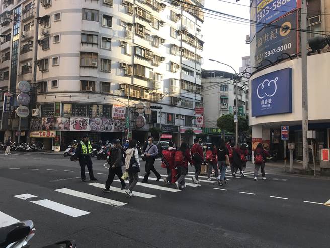 新北市各高中、国小、国小今（22日）开学，永和警分局在永和区各国民小学上、放学时段编排护童勤务。（永和警分局提供）