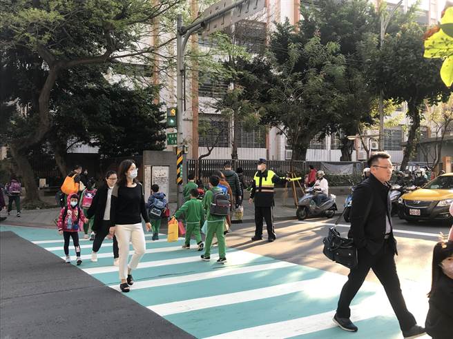 新北市各高中、国小、国小今（22日）开学，永和警分局在永和区各国民小学上、放学时段编排护童勤务。（永和警分局提供）