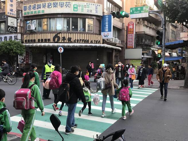 新北市各高中、国小、国小今（22日）开学，永和警分局在永和区各国民小学上、放学时段编排护童勤务。（永和警分局提供）